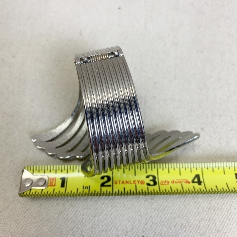 Silver tone wing shaped hinged Bangle Bracelet - Picture 4 of 4